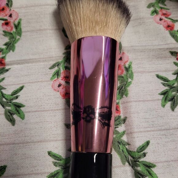 Tattoo Junkie Glo-Lite Powder Brush - Picture 3 of 5